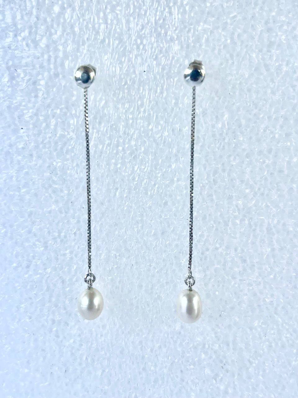 Long drop pearl earring