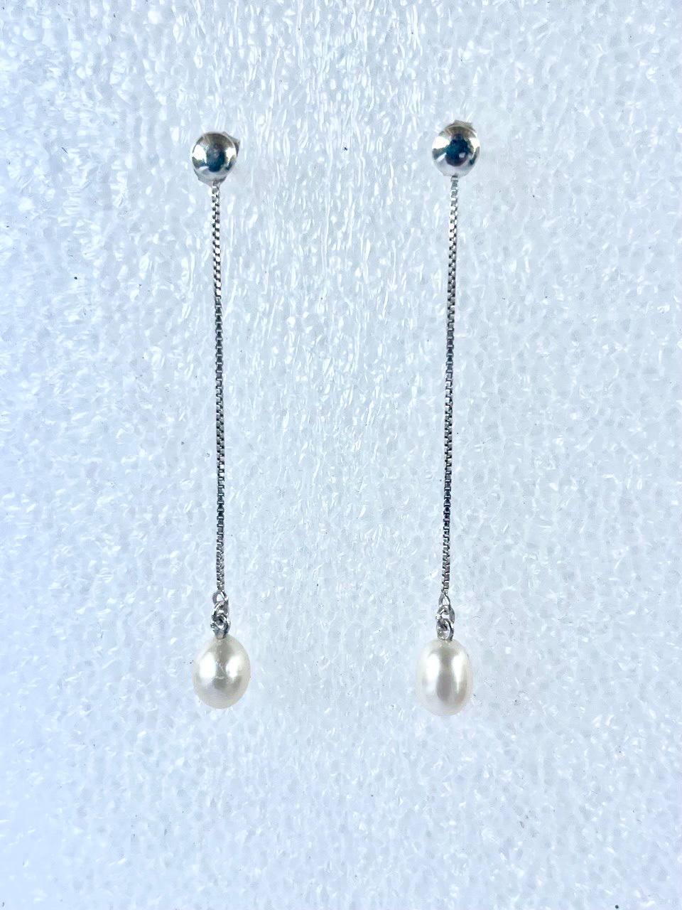 Long drop pearl earring